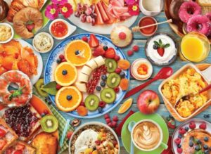 Breakfast table palapeli 1000 palaa on kuva aamiaispöydästä, jossa värikkäitä hedelmiä ja muita herkkuja.