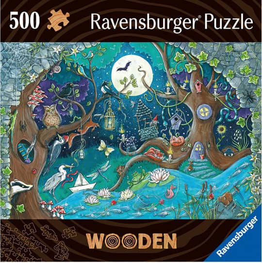 Wooden Fantasy forest -puupalapelissä on 500 ihastuttavaa puista palaa. Mukana erikoisen mallisia paloja. Valmistaja Ravensburger