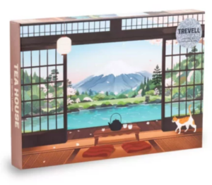 Trevell Tea House palapeli 1000 palaa on ranskalaisen Trevellen valmistama. Japani-aiheisen palapelin kuvassa näkymä lumisille vuorille. Teehuoneen pöydällä odottaa teekannu ja mukit.