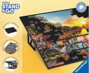 Ravensburger palapelialusta Stand & Go on Ravensburgerin valmistama palapelipöytä ja kova palapelien kokoamisalusta.