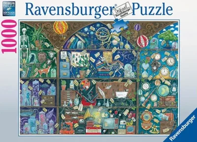 Cabinet of curiosities palapeli on pieniä yksityiskohtia sisältävä palapeli. Kuvassa kirjahyllyn tavarat ovat lähteneet liikkeelle ja syntyy sekasotkua.