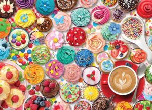 Kuppikakut palapeli (Cupcake Party) on Eurographicsin 1000-palainen. Värikkäät kuppikakut on niin värikäs ja kuppikakut herkullisen näköisiä, että tämän pelin kokoamisen voi aloittaa mistä kohtaa vaan.