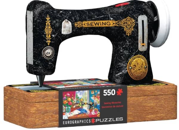 Sewing machine palapeli peltirasiassa on Eurographicsin 550 palan palapeli, joka on pakattu vanhan ompelukoneen malliseen peltirasiaan.