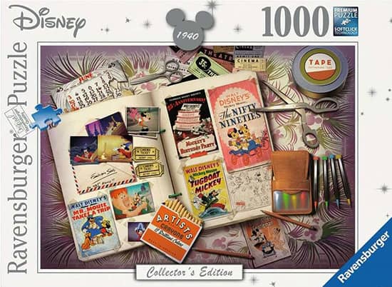 Disney Collectors Edition 1940 palapeli on Ravensburgerin 1000-palainen. Astu elokuvan ja viihteen kultaiseen aikakauteen tällä ihastuttavalla 1000 palan palapelillä, joka kunnioittaa Mikki Hiirtä 1940-luvulla. Tämä palapeli ei ole vain taideteos; se on matka ajassa, jossa Mikki on keskeisessä asemassa kahdessa klassisessa animaatiokuvassa: "Hinaaja Mikki" ja "Mr. Mouse Takes a Trip". Kun kokoat tätä palapeliä, sinut kuljetetaan 1940-luvun lumoavaan maailmaan. Palapelin reunaa koristavat huolellisesti toistetut vintaget teatteri- ja elokuvaliput, mikä on osoitus aikakauden rakkaudesta valkokankaaseen. Nämä liput ovat muistutus iloisista retkistä, joita perheet ja ystävät nauttivat noina taianomaisina aikoina.