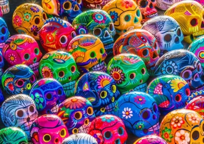 Colorful Skulls palapeli on Enjoyn 1000-palainen. Värikkäät meksikolaiset pääkallot kuvan kokoamisen voit aloittaa vaikkapa lajittelemalla värejä.
