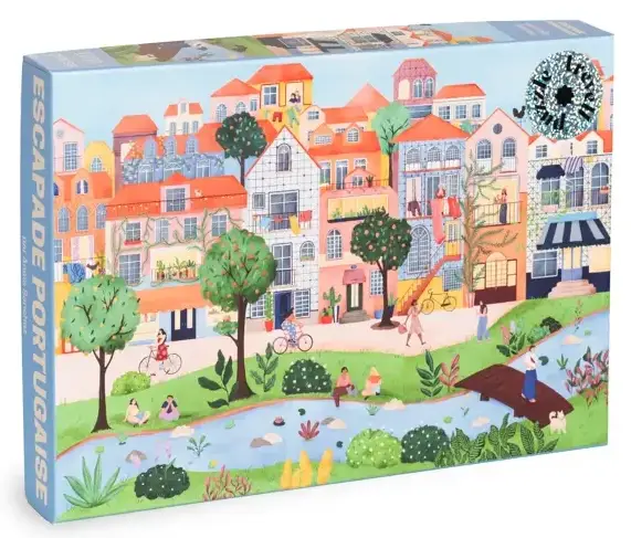 Trevell Escapade Portugaise palapeli 1000 palaa on ranskalaisen Trevellen valmistama. Kuvassa portugalilaisia värikkäitä taloja, ihmiset pyöräilee kadulla, on kaunis kesäinen päivä. Trevellen palat on mattapintaiset. Palat ovat pakattuna kangaspussiin. Mukana tulee kuvasta pieni juliste, josta voi kannen kuvaa katsoa helpommin eli kantta ei tarvitse pidellä käsissä. Trevell Escapade Portugaise 1000 palan palapeli on valmistuessaan niin paloiltaan istuva, että valmiin palin voi nostaa nurkista ilmaan. Palojen irrottaminen toisistaan ei kuitenkaan ole hankalaa. Valmistaja Trevell. Myyjä Pieni Harrastepuoti Helsinki