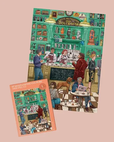 Italian Coffee Culture palapeli on italialaisen kahvin ystävän ihannepalapeli. Valmistaja Water & Wines. Vilkaise klassisen italialaisen kahvilan historialliseen maailmaan, joka on täynnä visuaalisia viitteitä Italian rakastetulle kahvikulttuurille. Tämä kahvipalapeli vangitsee kahvin ystävn yksityiskohdillaan. Kuva on täynnä italialaisia ​​kahviloita – espressokeittimestä herkullisiin kuppeihin ja lautasiin. Italian Coffee Culture palapeli: Jokainen esine viittaa historiaan, kahvietikettiin ja tapoihin, jotka ympäröivät Italian kahvirituaalia. Tämän palapelin kokoaminen on kuin astuisi suoraan Italiaan, jossa kahviin liittyviä yksityiskohtia odottaa jokaisessa palassa. Tämä peli on huolella suunniteltu muutaman Italian suurimpien kahvin ystävien kanssa, ja se on täynnä kiehtovia yksityiskohtia, jotka ilahduttavat kaikkia kahvin ystäviä: täydellinen selitys pelin esineistä ja historiallisista viitteistä; italialaisen paikallisen kahvi- ja aamiaiserikoisuuksien kierros; paras tiramisu-resepti suoraan Nonnan keittokirjasta; johdatus italialaiseen kahvietikettiin ja espresso-taiteeseen; hauska kuvitettu opas kahvin valmistusmenetelmiin. Olitpa kahvintuntija, italialaisen kulttuurin ystävä tai molemmat, tämä palapeli ilahduttaa taatusti viehättävällä klassisen italialaisen kahvilakulttuurin juhlalla. pakkaus sisältää julisteen, josta on helppo tarkastella kuvaa
