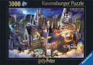 Hogwarts Castle palapeli 3000 palaa on Ravensburgerin lokakuun 2024 uutuus. Kuvassa Harry Potter -tarinoista tuttu Tylypahkan linna, yötaivaalla lentävät pöllöt ja muut oliot. Näet myös linnan seinien sisäpuolelle. 