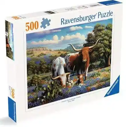 Loving Longhorns palapeli 500 palaa on kuva pitkäsarvisista nautaeläimistä, jotka nauttivat niityn vihreydestä. Vasikka lepäilee aikuisten seurassa.