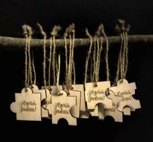 Joulukoriste palapelin palan mallinen on uniikki käsityönä tehty koriste, jonka voit ripustaa vaikka kuuseen tai laittaa paketin päälle koristeeksi. Joulukoriste on puuta ja se on kevyt. Koristeen koko on noin 5 x 5 cm.