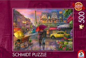 Parisian charm in the rain palapeli 500 palaa on katunäkymä kohti Eiffel-tornia. Pariskunta kävelee sateenvarjon alla.