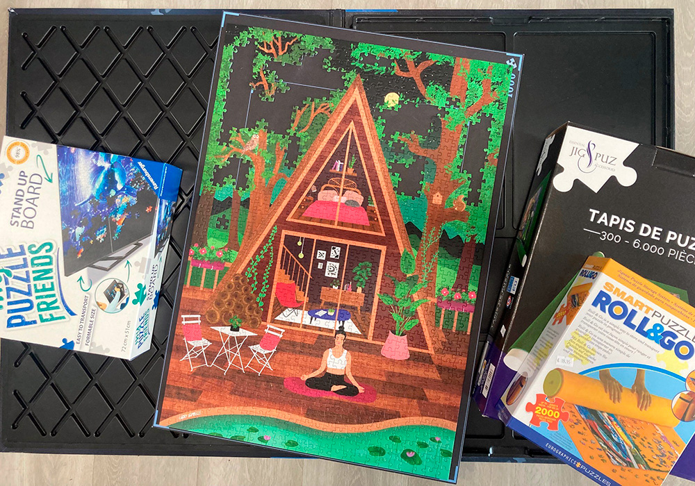 palapelisalkut tekevät rakentelusta sujuvaa – kotona, mökillä, matkailuautossa, missä sitten liikuttekaan. Keskeneräinen palapeli on kätevä ottaa mukaan palapelisalkussa