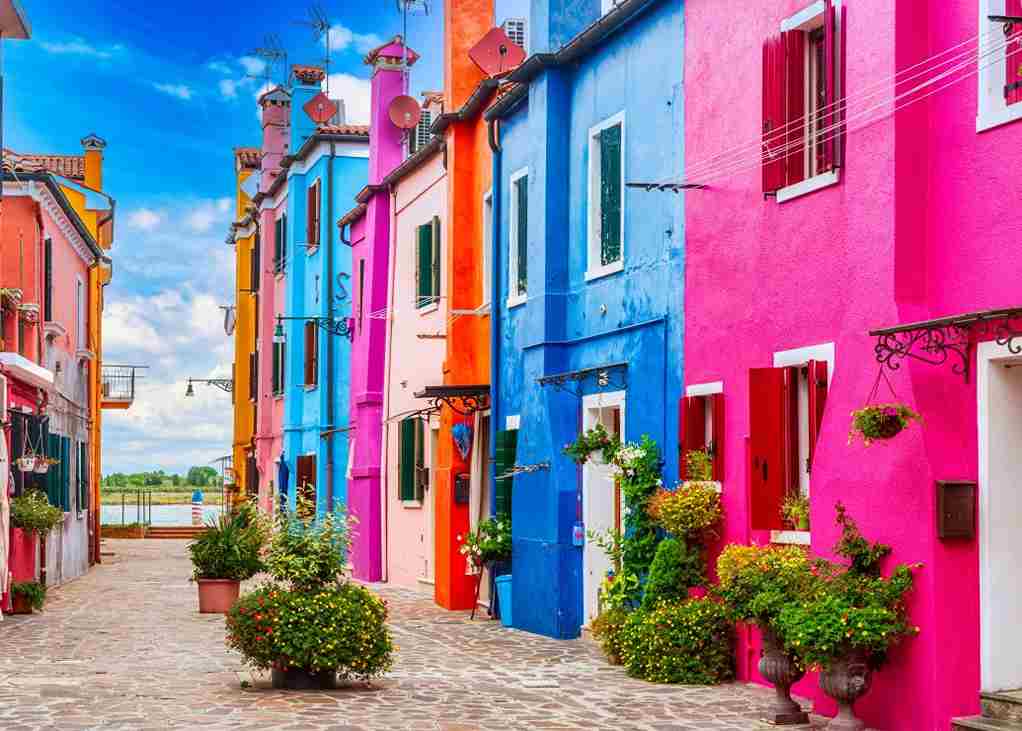 Burano's Colourful Alleyway palapeli 500 palaa on ranskalaisen Alipsonin Italia-palapeli. Kuvassa Buranon värikkäitä taloja. Alipson puzzle palapelit