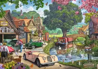 Days Gone By palapeli 1000 palaa on Ravensburgerin nostalgiseen maisemapalapeli, jossa vanhat autot ilahduttavat kylämaisemaa.  