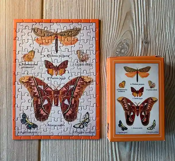 Butterfly Ephemera palapeli 99 palaa on tanskalaisen Penny Puzzlen minipalapeli.