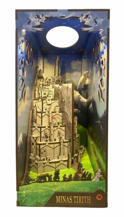 Revellen 3D The Lord of the Rings Minas Tirith on kirjahyllyyn kirjojen väliin asetettava kirjan kokoinen pienoismaailma.