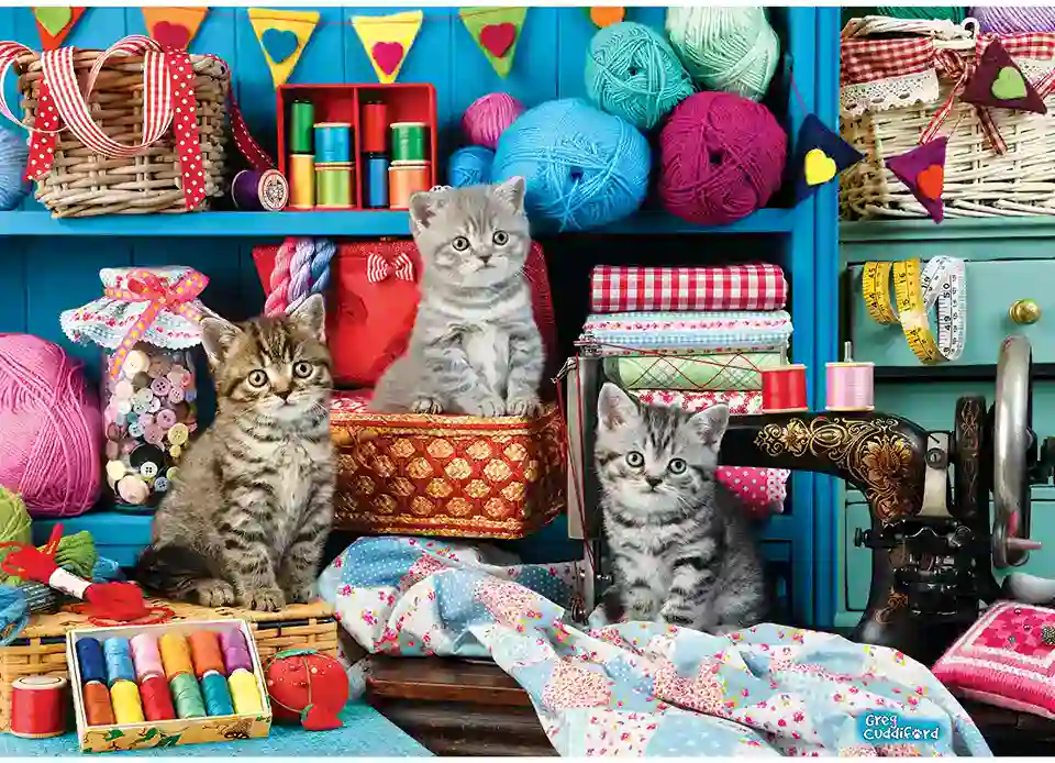 Kittens in the Sewing Room vie sinut viehättävään ompeluhuoneeseen, jossa uteliaat kissanpennut tutkivat värikkäitä kankaita
