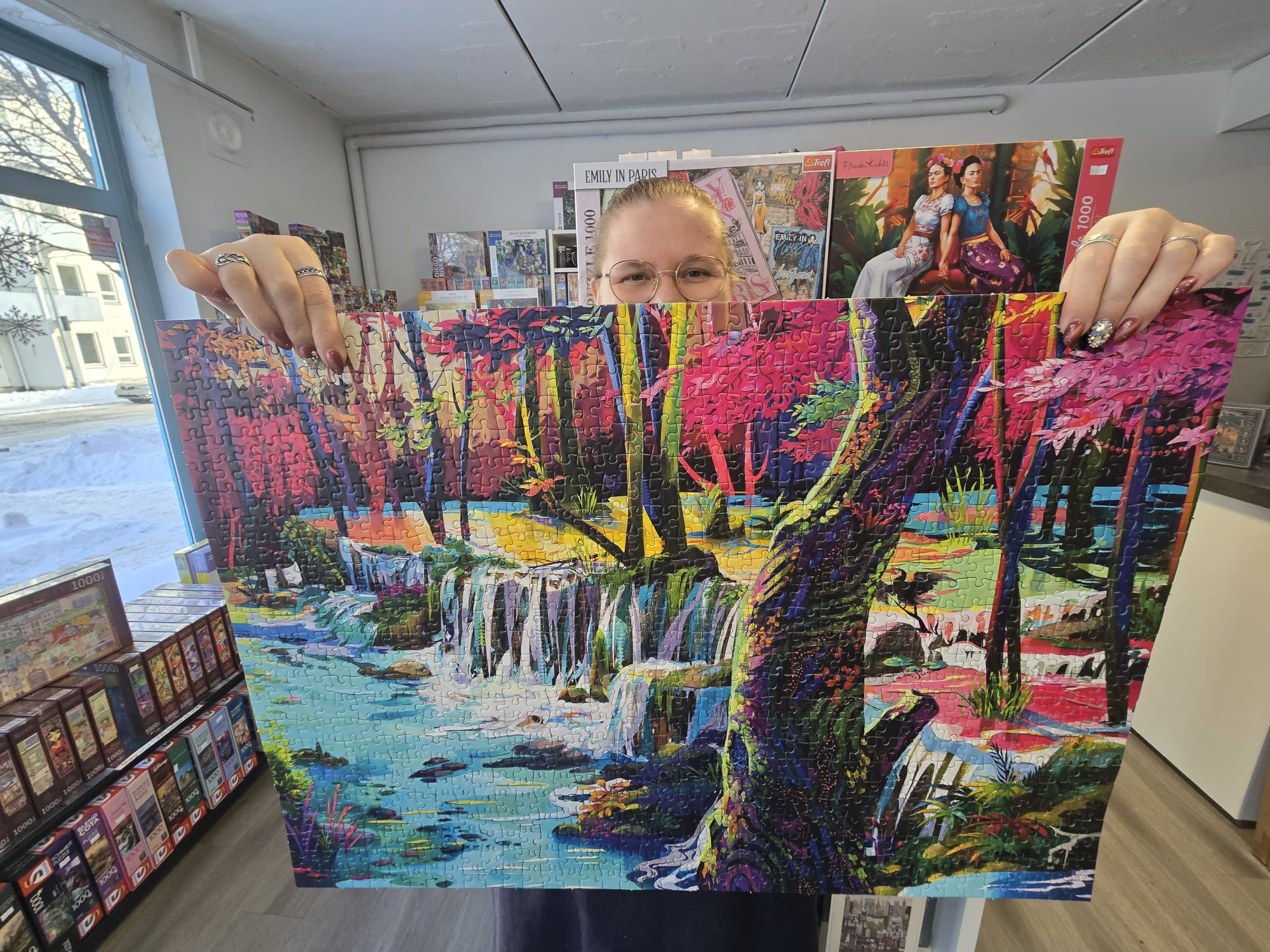 Emilia Eloranta esittelee Pienessä Harrastepuodissa tehtyä Schmidtin palapeliä. Kuvittaja Redina Tili