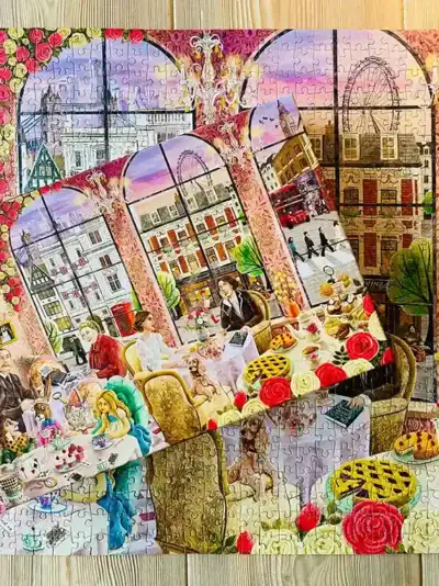 Home of High Tea on tunnelmallinen 1000 palan palapeli, joka kutsuu astumaan sisään eleganttiin iltapäivätee‑salonkiin Penny Puzzle palapeliuutuus