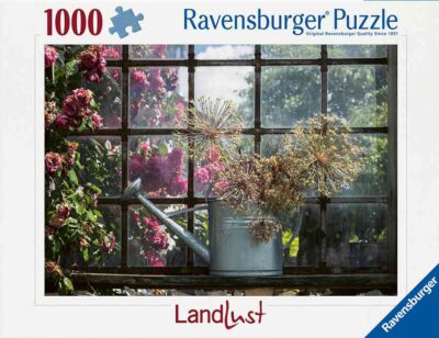 Dried Allium in a Watering Can on Ravensburgerin 1000 palan palapeli, jonka kuva-aiheena on kuivatut kukat kastelukannussa.