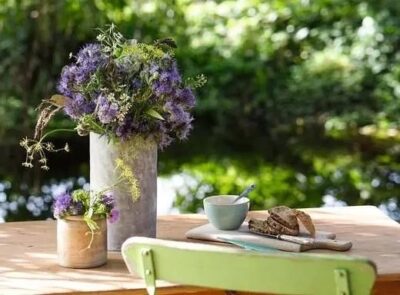 Floral Greeting at the Garden Table on Ravensburgerin 500 palan palapeli, jonka kuva-aiheena on kukkakimppu puutarhapöydällä.