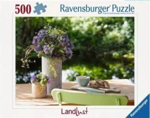 Floral Greeting at the Garden Table on Ravensburgerin 500 palan palapeli, jonka kuva-aiheena on kukkakimppu puutarhapöydällä.