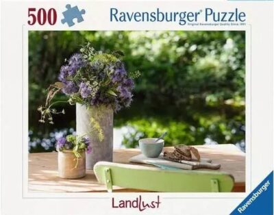 Floral Greeting at the Garden Table on Ravensburgerin 500 palan palapeli, jonka kuva-aiheena on kukkakimppu puutarhapöydällä.