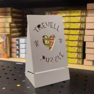 Trevell palapelilaatikon kannen teline eli kansituki (Trevell Puzzle Display) on ihanteellinen pitämään laatikon kannen paikallaan