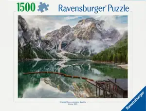 Ravensburger Lake Braies palapeli 1500 palaa vie Alppien upeisiin maisemiin kirkasvetisen järven ja vuoriston keskelle maisemapalapeli