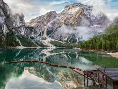 Ravensburger Lake Braies palapeli 1500 palaa vie Alppien upeisiin maisemiin kirkasvetisen järven ja vuoriston keskelle maisemapalapeli